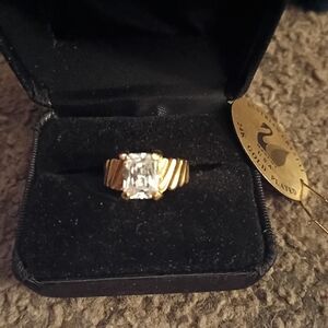Elegant Gold-plated Ring with Sparkling Austrian Crystal Stone. Sz 7 New In Box!